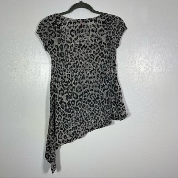 Bongo Leopard Print Asymmetrical Shirt. Size Small. In excellent condition! - Picture 6 of 6